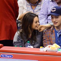 Ashton Kutcher y Mila Kunis en un partido de a NBA tras anunciarse su paternidad