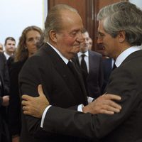 El Rey Juan Carlos y Adolfo Suárez Illana en la capilla ardiente de Adolfo Suárez