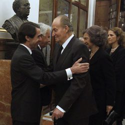 El Rey Juan Carlos, la Reina Sofia, la Infanta Elena y José María Aznar en la capilla ardiente de Adolfo Suárez