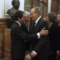 El Rey Juan Carlos, la Reina Sofia, la Infanta Elena y José María Aznar en la capilla ardiente de Adolfo Suárez