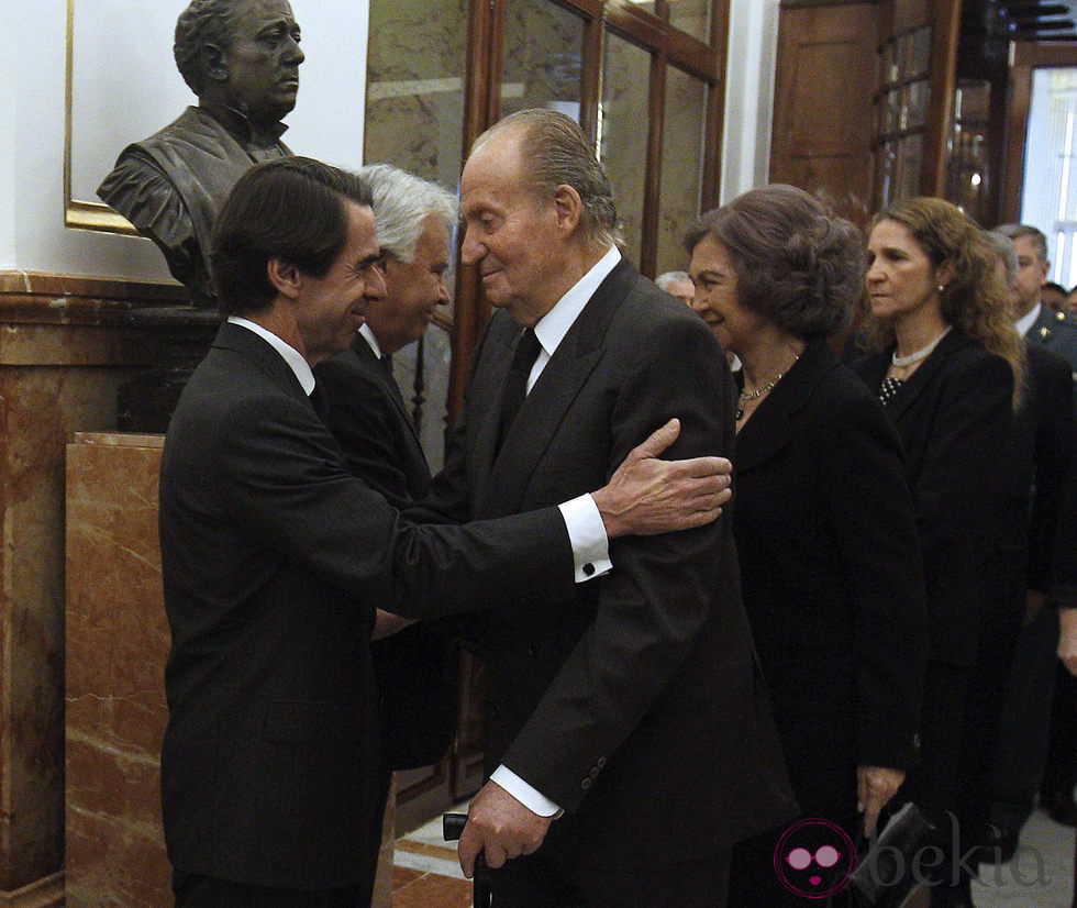 El Rey Juan Carlos, la Reina Sofia, la Infanta Elena y José María Aznar en la capilla ardiente de Adolfo Suárez