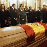 El Rey Juan Carlos, la Reina Sofía, la Infanta Elena, Mariano Rajoy y Jesús Posada en la capilla ardiente de Adolfo Suárez