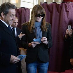 Nicolas Sarkozy y Carla Bruni votando en las elecciones municipales