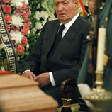 El Rey Juan Carlos en la capilla ardiente de Adolfo Suárez