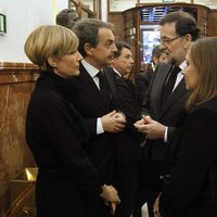 Mariano Rajoy, José Luis Rodríguez Zapatero, Sonsoles Espinosa y Elvira Fernández en la capilla ardiente de Adolfo Suárez