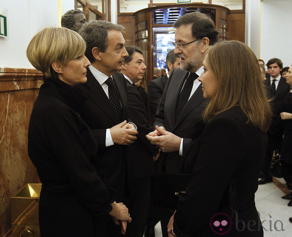 Mariano Rajoy, José Luis Rodríguez Zapatero, Sonsoles Espinosa y Elvira Fernández en la capilla ardiente de Adolfo Suárez