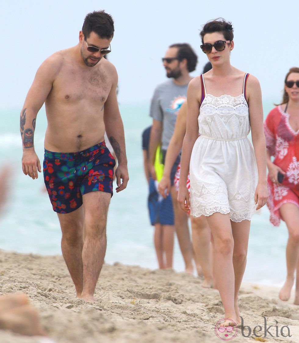 Anne Hathaway pasea en Miami Beach