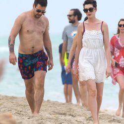 Anne Hathaway pasea en Miami Beach