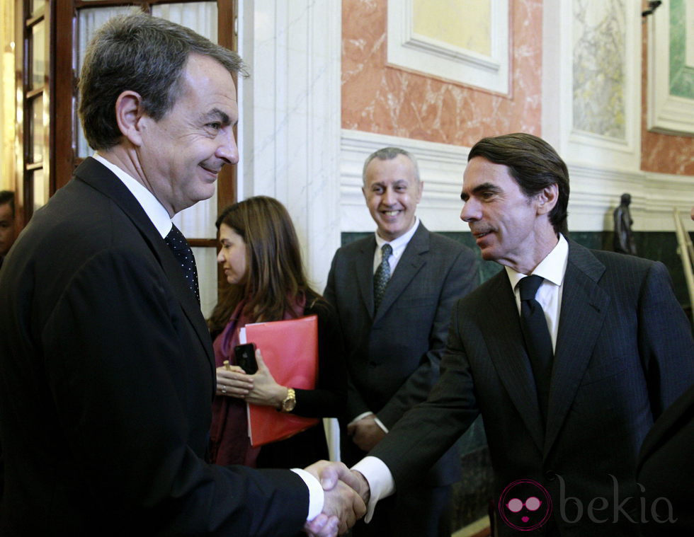 José Luis Rodríguez Zapatero y José María Aznar en la capilla ardiente de Adolfo Suárez