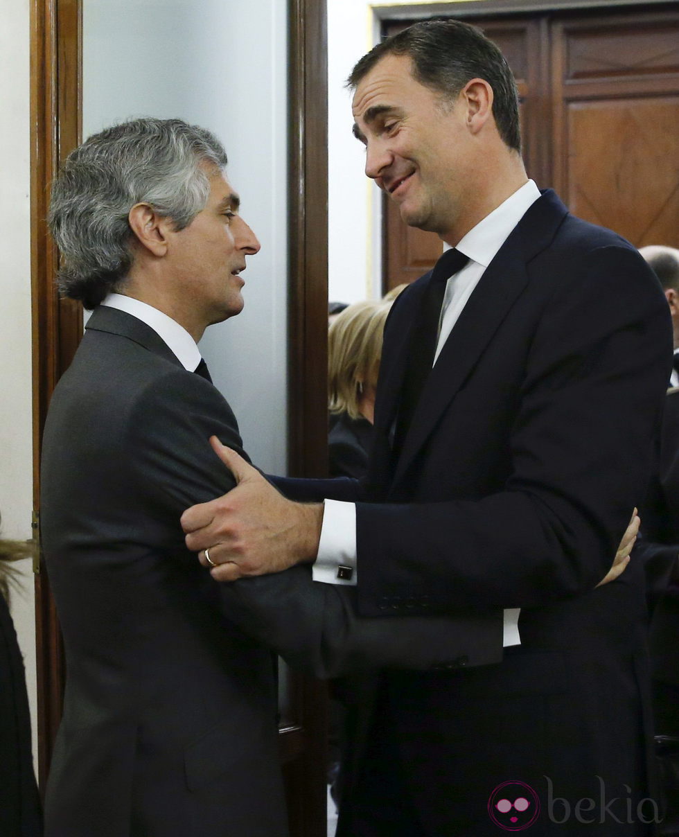 El Príncipe Felipe hablando con Adolfo Suárez Illana en la capilla ardiente de Adolfo Suárez