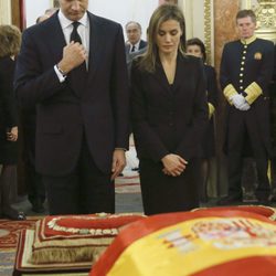 Los Príncipes Felipe y Letizia en la capilla ardiente de Adolfo Suárez