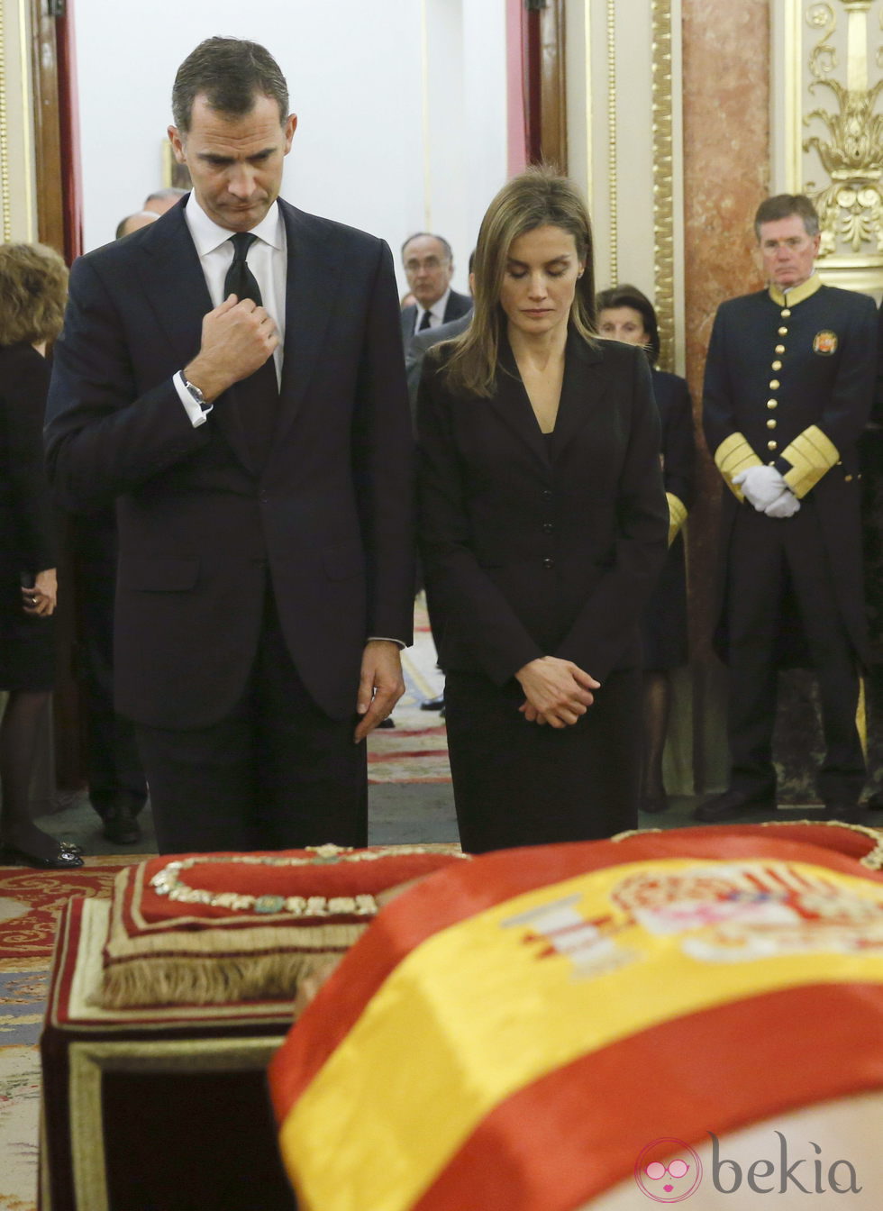 Los Príncipes Felipe y Letizia en la capilla ardiente de Adolfo Suárez