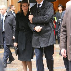 Los Príncipes Felipe y Letizia en el funeral de Iñaki Azcuna