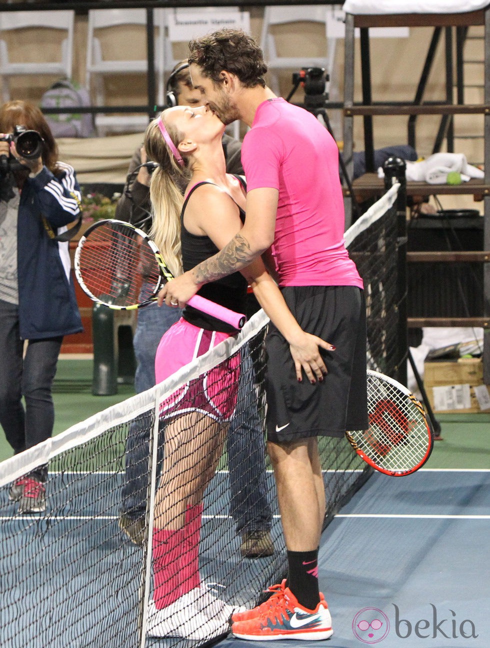 Kaley Cuoco y Ryan Sweeting besándose en un partido de tenis benéfico