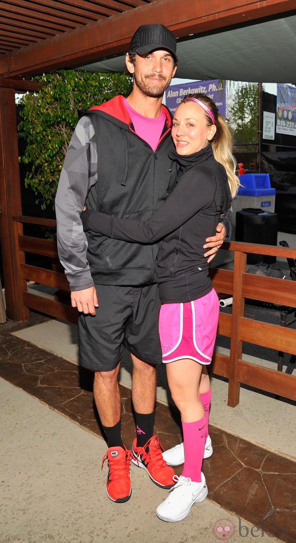 Kaley Cuoco y Ryan Sweeting en un partido de tenis benéfico