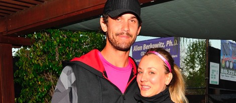 Kaley Cuoco y Ryan Sweeting en un partido de tenis benéfico