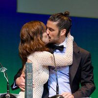 Álex García da un beso a Maribel Verdú en la entrega del Premio Málaga Sur 2014