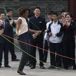 Michelle Obama saltando a la comba en China