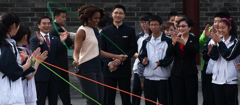 Michelle Obama saltando a la comba en China