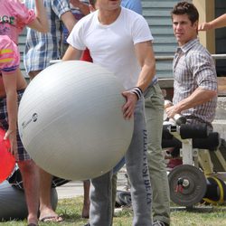 Zac Efron haciendo yoga en el rodaje de 'Malditos vecinos'