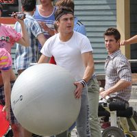 Zac Efron haciendo yoga en el rodaje de 'Malditos vecinos'