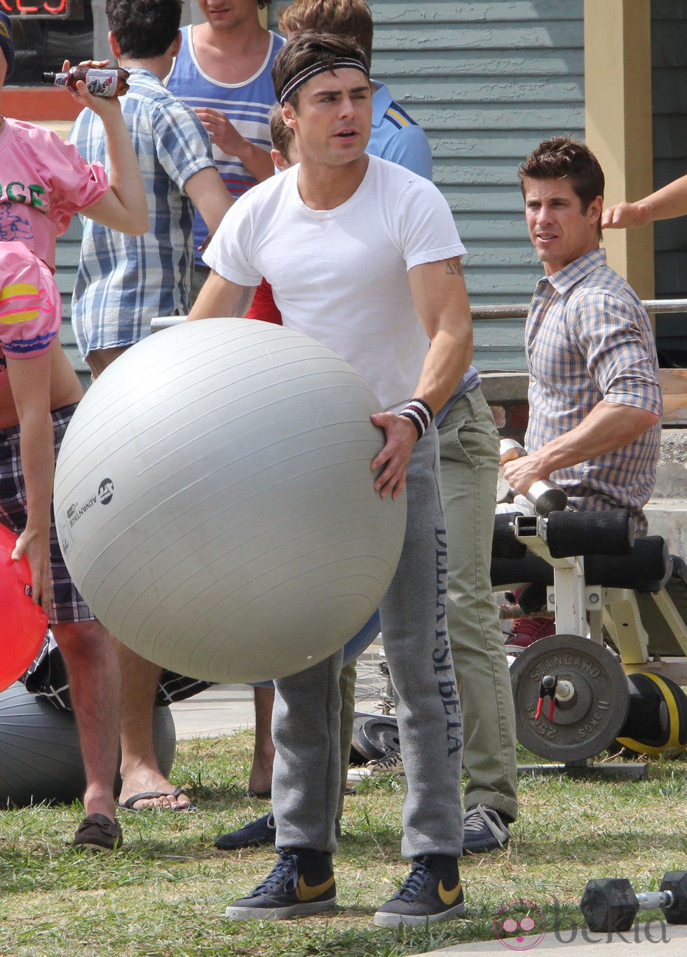 Zac Efron haciendo yoga en el rodaje de 'Malditos vecinos'