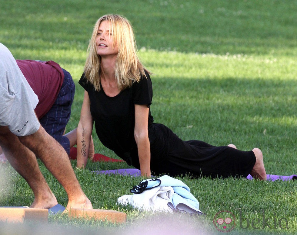 Heidi Klum haciendo yoga en un parque de Nueva York