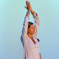 Simoneta Gómez Acebo haciendo yoga en una playa de Conil