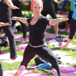 Pink haciendo yoga en una clase al aire libre en Los Angeles