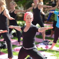 Pink haciendo yoga en una clase al aire libre en Los Angeles