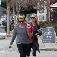 Naomi Watts y Reese Witherspoon saliendo de una clase de yoga en Los Angeles