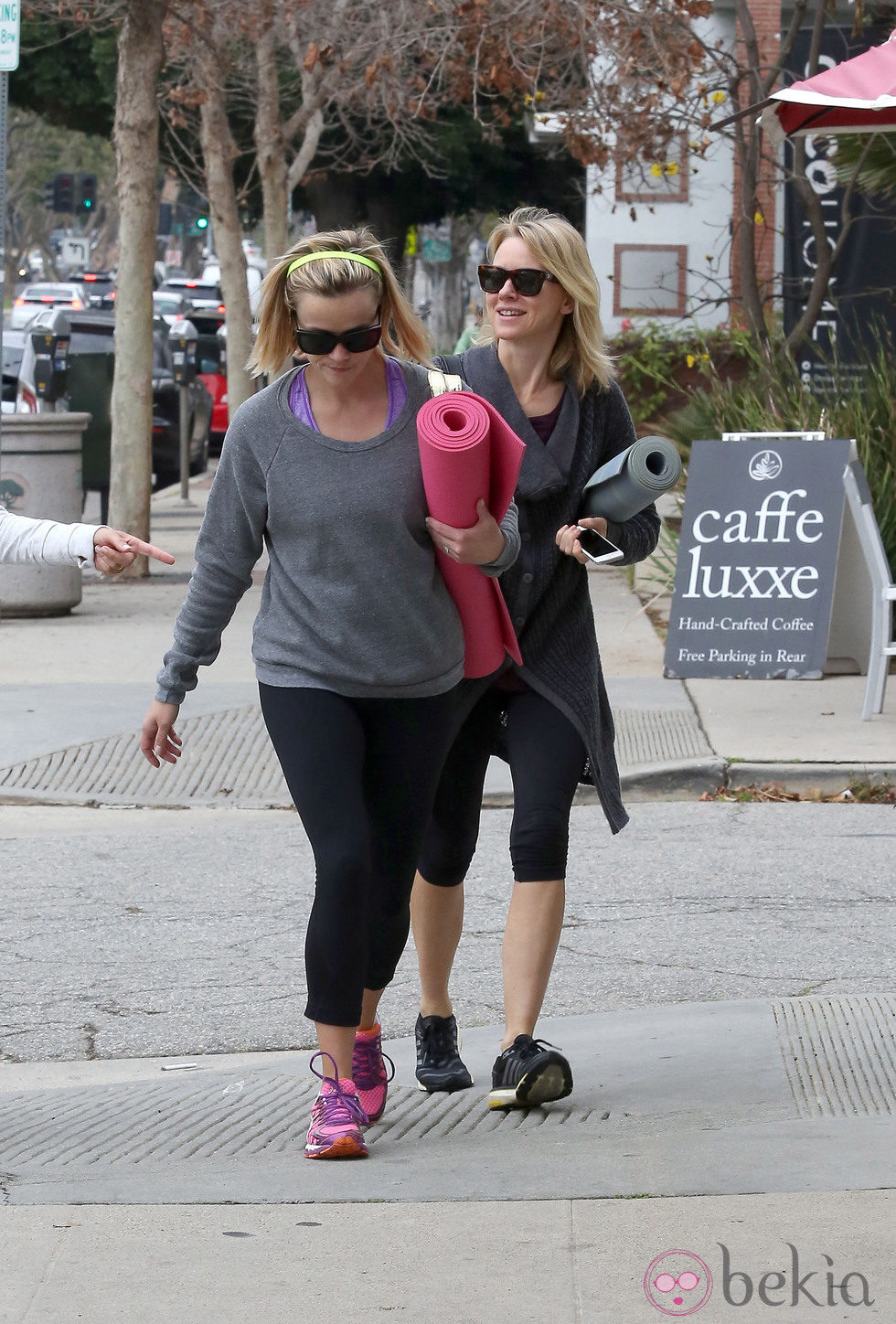 Naomi Watts y Reese Witherspoon saliendo de una clase de yoga en Los Angeles