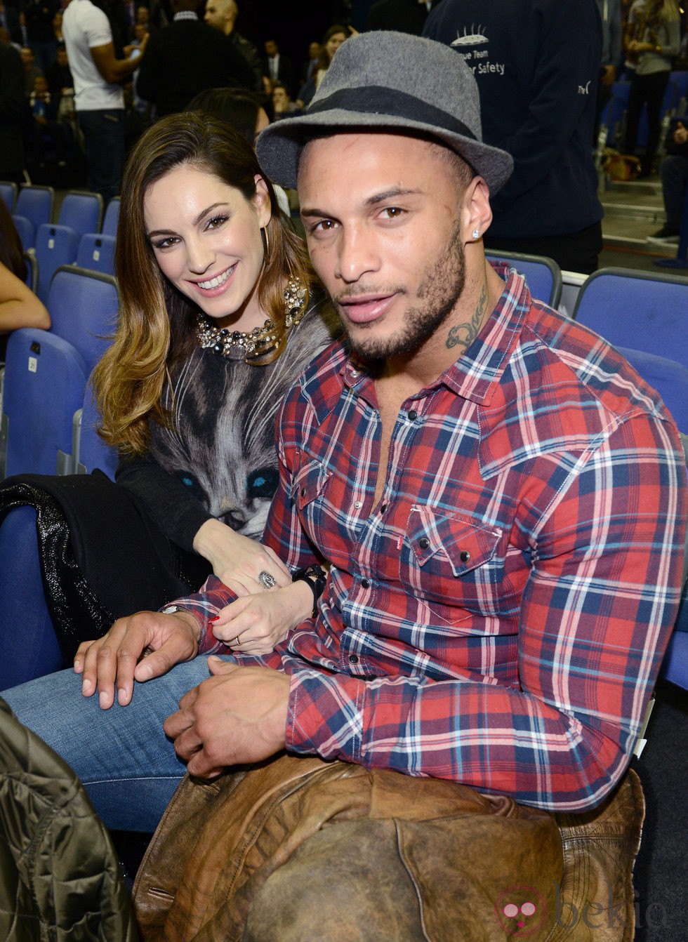 Kelly Brook y David McIntosh en un partido de la NBA