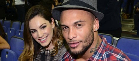 Kelly Brook y David McIntosh en un partido de la NBA