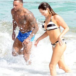 Kelly Brook y David McIntosh dándose un chapuzón en aguas de Miami