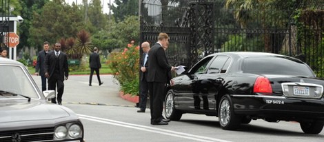 Limusina negra llegando al cementerio para el funeral de L'Wren Scott