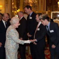 La Reina Isabel y el Duque de Edimburgo reciben a Niall Horan en Buckingham Palace