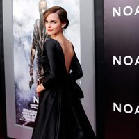 Emma Watson luce la cola de su vestido en el estreno de 'Noé' en Nueva York