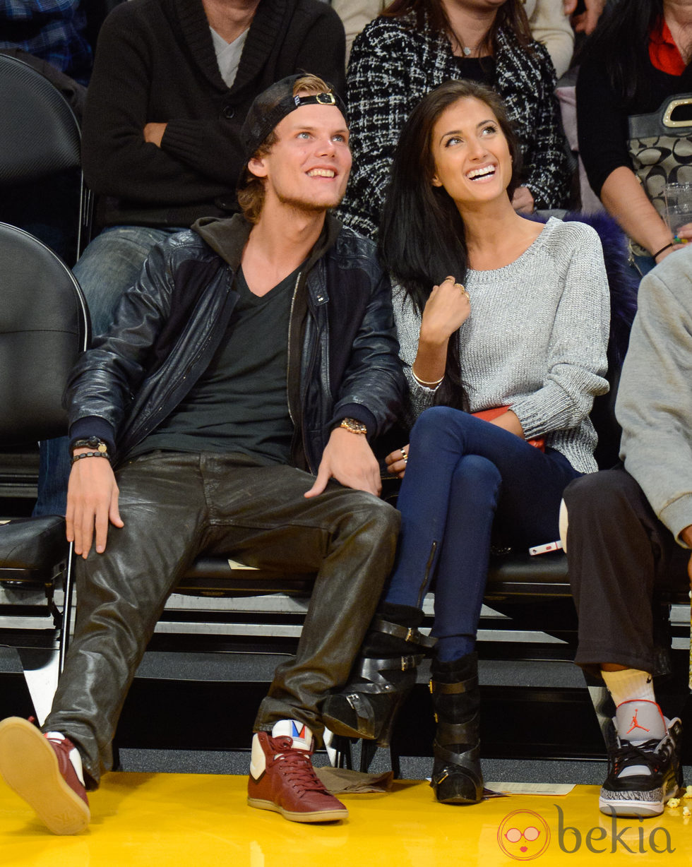 Avicii y Raquel Bettencourt en un partido de los Lakers