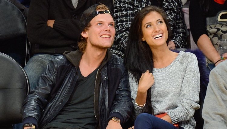 Avicii y Raquel Bettencourt en un partido de los Lakers