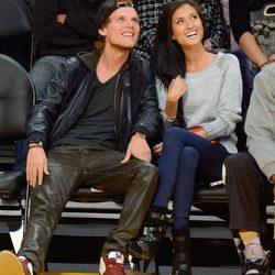 Avicii y Raquel Bettencourt en un partido de los Lakers