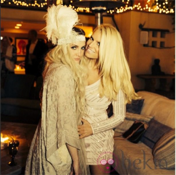 Jessica Simpson junto a su hermana Ashlee Simpson en su fiesta de compromiso