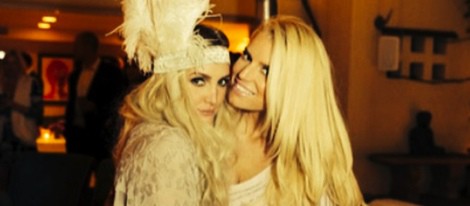 Jessica Simpson junto a su hermana Ashlee Simpson en su fiesta de compromiso