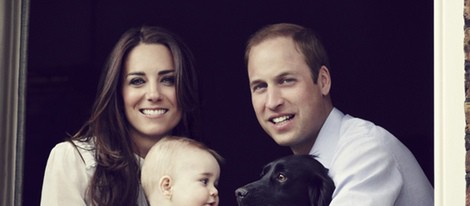 El Príncipe Guillermo y Kate Middleton posan con el Príncipe Jorge y un perro desde una ventana del Palacio de Kensington 