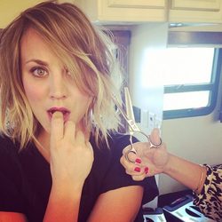 Kaley Cuoco cambia de look y se corta el pelo