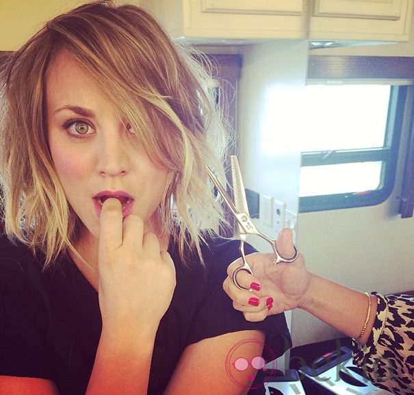 Kaley Cuoco cambia de look y se corta el pelo