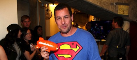 Adam Sandler con su galardón en los Kids Choice Awards 2014