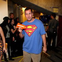 Adam Sandler con su galardón en los Kids Choice Awards 2014