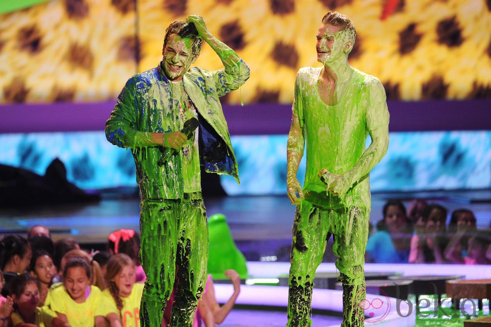 Austin Mahone y Cody Simpson durante su actuación en los Kids Choice Awards 2014