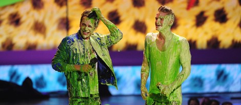 Austin Mahone y Cody Simpson durante su actuación en los Kids Choice Awards 2014